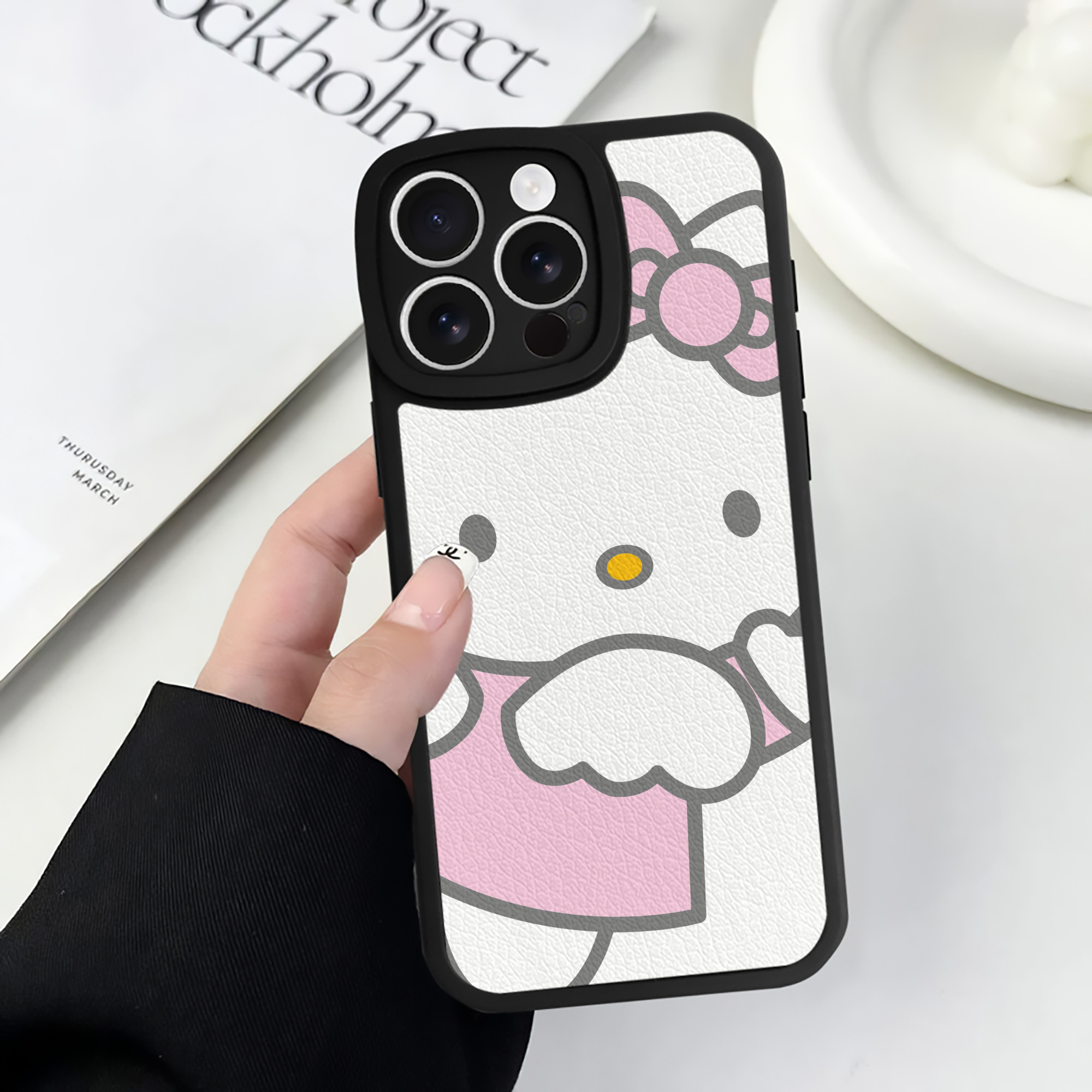 （画像用） Hello Kitty ハローキティ 【iPhone 16シリーズ対応】シリコンスマホケース（レザー調） 材質：シリコン